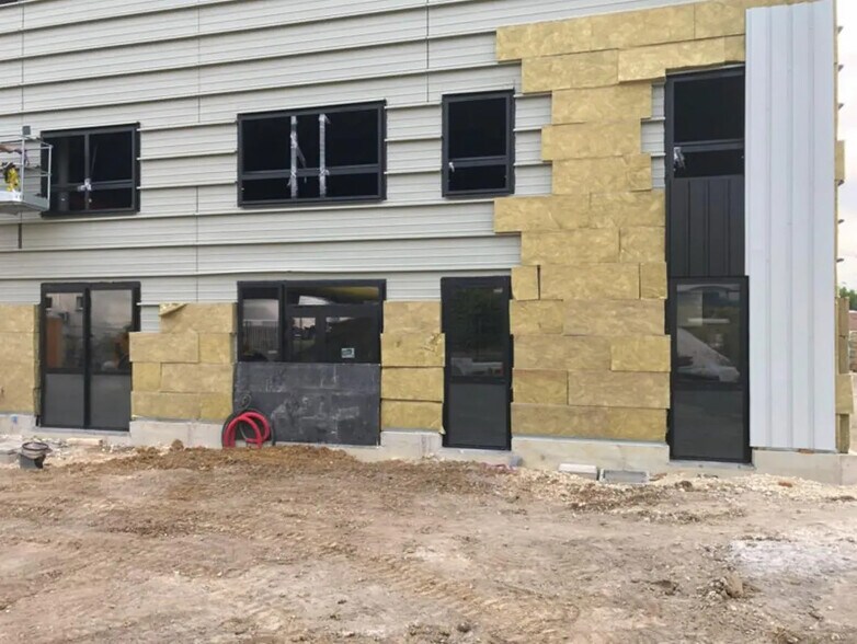 Local d’activités dans Lormont à louer - Photo de l’immeuble – Image 2 sur 7