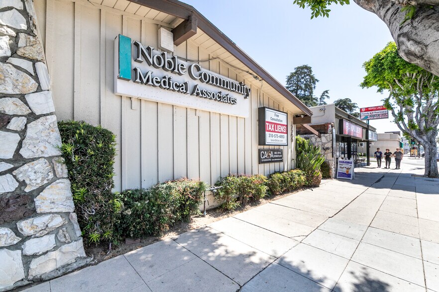 17709 Chatsworth St, Granada Hills, CA à vendre - Photo de l’immeuble – Image 2 sur 14