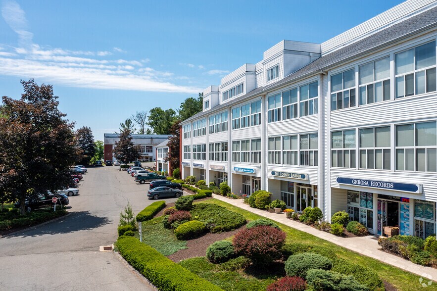 246 Federal Rd, Brookfield, CT à vendre - Photo de l’immeuble – Image 2 sur 3