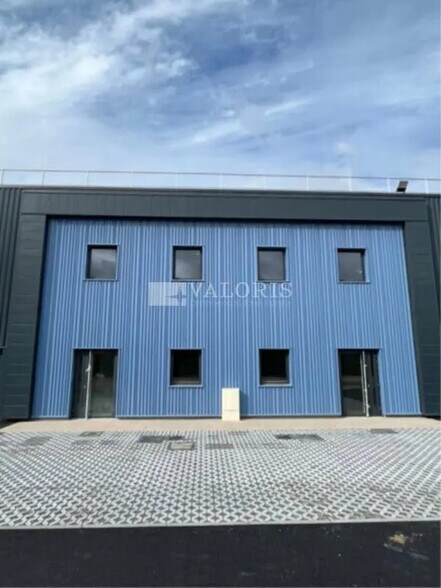 Local d'activités dans Saint-Rémy à vendre - Photo de l’immeuble – Image 2 sur 11