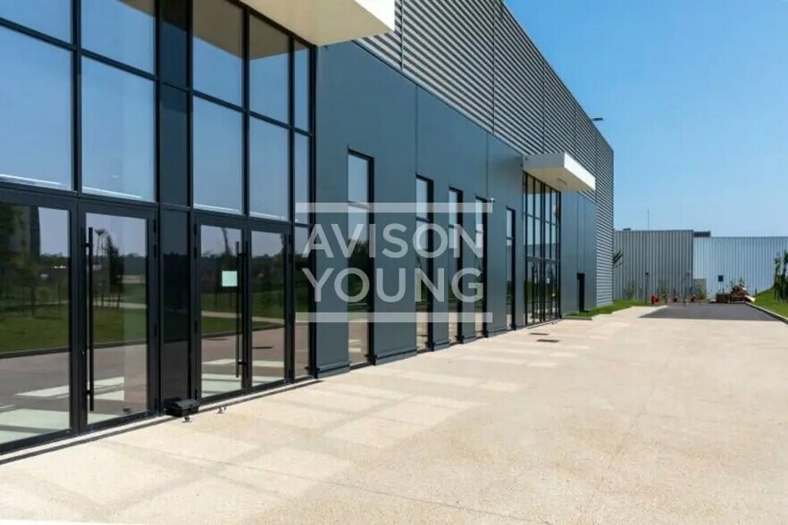 Local d’activités dans Sucy-en-Brie à louer - Photo de l’immeuble – Image 2 sur 9