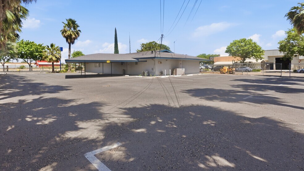 324 S Gateway Dr, Madera, CA à vendre - Photo de l’immeuble – Image 2 sur 9