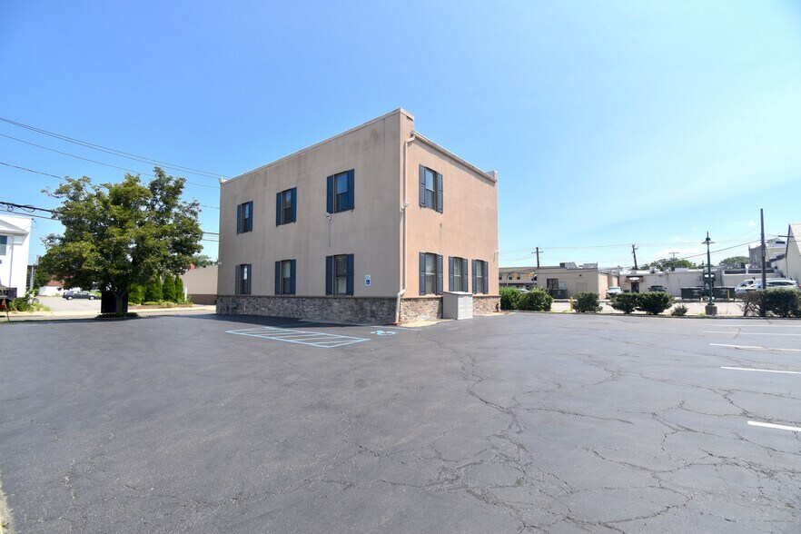 22 Bayview Ave, Manhasset, NY à vendre - Photo de l’immeuble – Image 2 sur 10