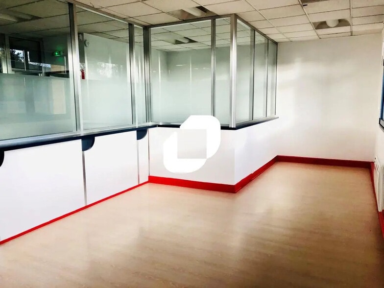 Bureau dans Émerainville à louer - Photo intérieure – Image 1 sur 7