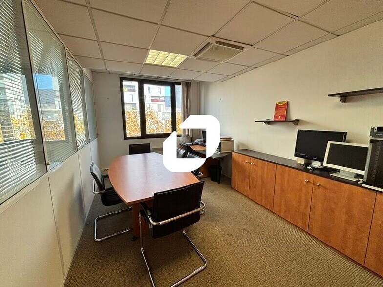 Bureau dans Évry-Courcouronnes à vendre - Photo intérieure – Image 3 sur 9