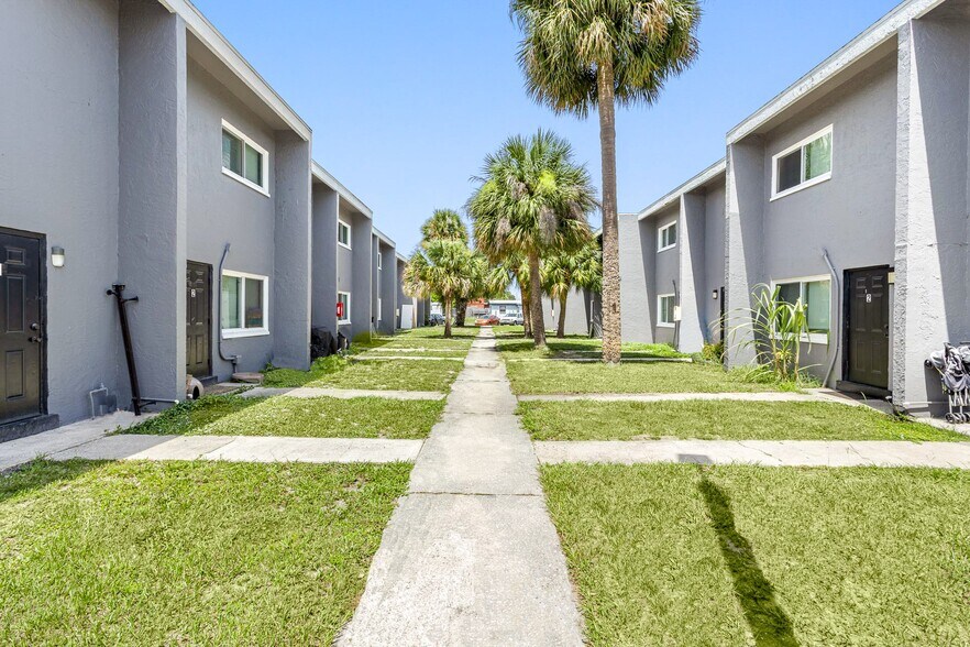 825 E University Blvd, Melbourne, FL à vendre - Photo de l’immeuble – Image 3 sur 44