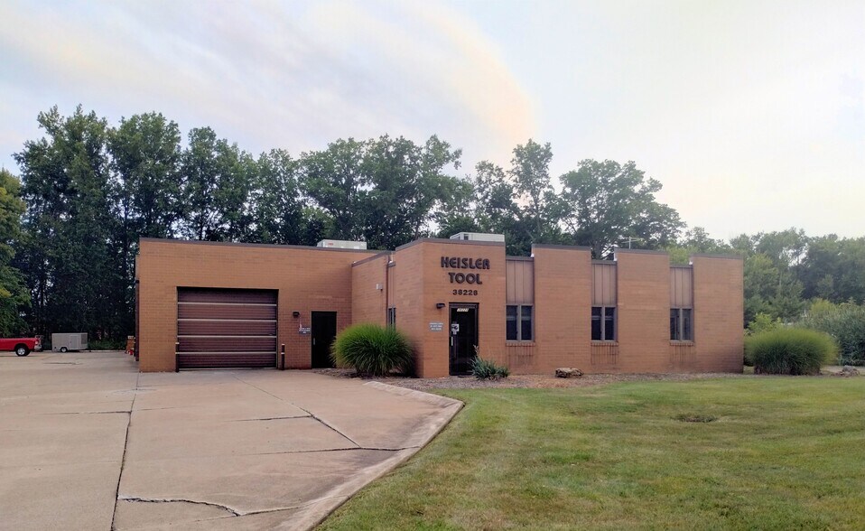 38228 Western Pky, Willoughby, OH à vendre - Photo de l’immeuble – Image 1 sur 13