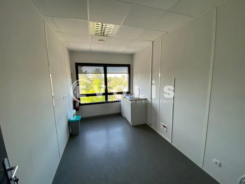 Bureau dans Dury à louer - Photo de l’immeuble – Image 3 sur 4
