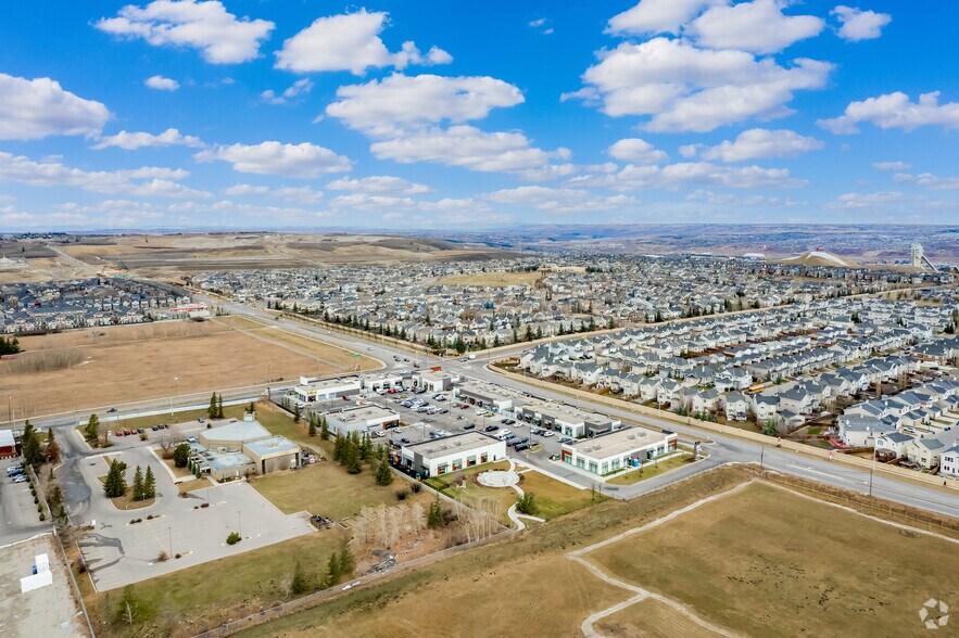 722 85th St SW, Calgary, AB à louer - Aérien – Image 2 sur 8