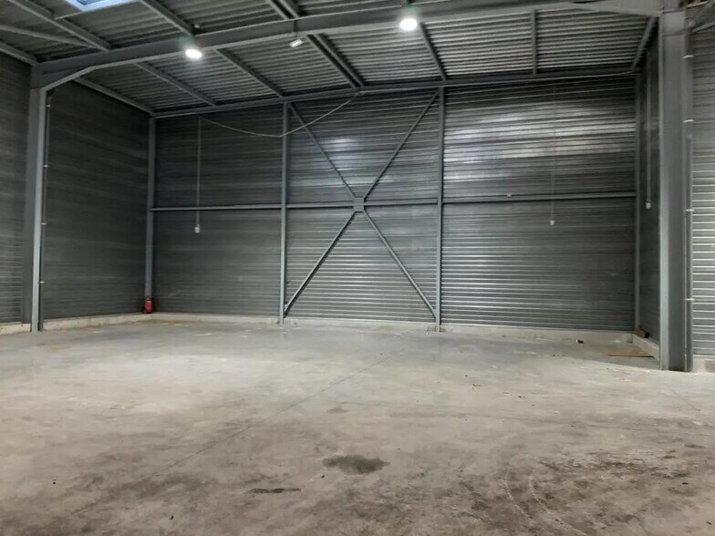 Local d’activités dans Semoy à louer - Photo de l’immeuble – Image 2 sur 4