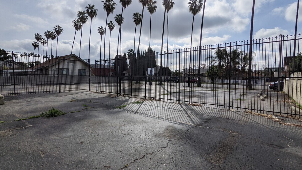 435 E Center St, Pomona, CA à louer - Photo de l’immeuble – Image 2 sur 13