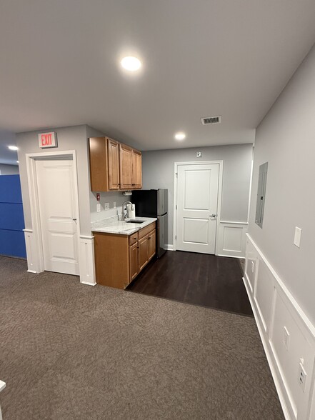 437 Naubuc Ave, Glastonbury, CT à louer - Photo de l’immeuble – Image 3 sur 13
