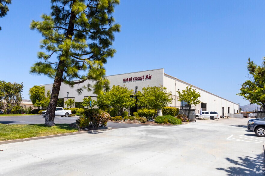 1155 Pioneer Way, El Cajon, CA à louer - Photo de l’immeuble – Image 3 sur 5
