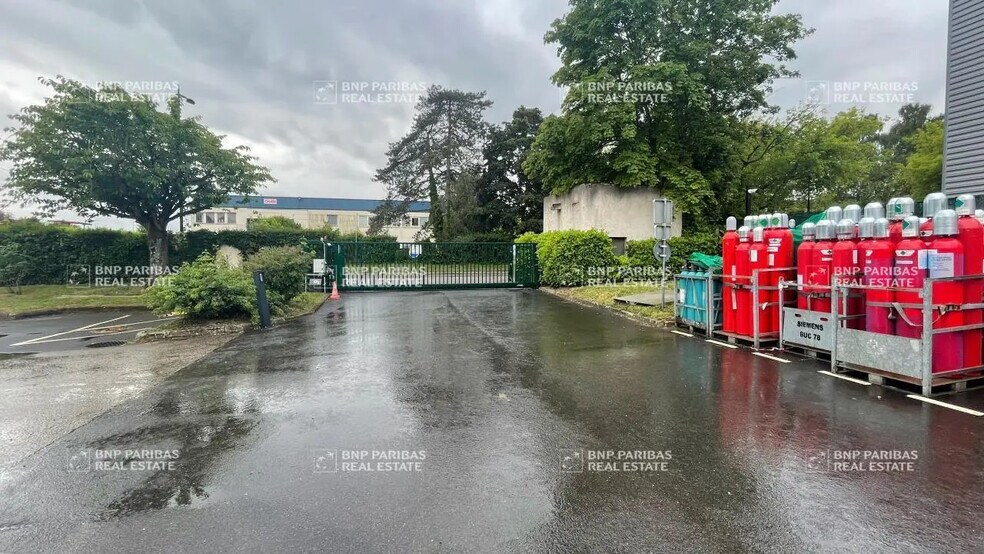 Local d'activités dans Buc à vendre - Photo de l’immeuble – Image 3 sur 25