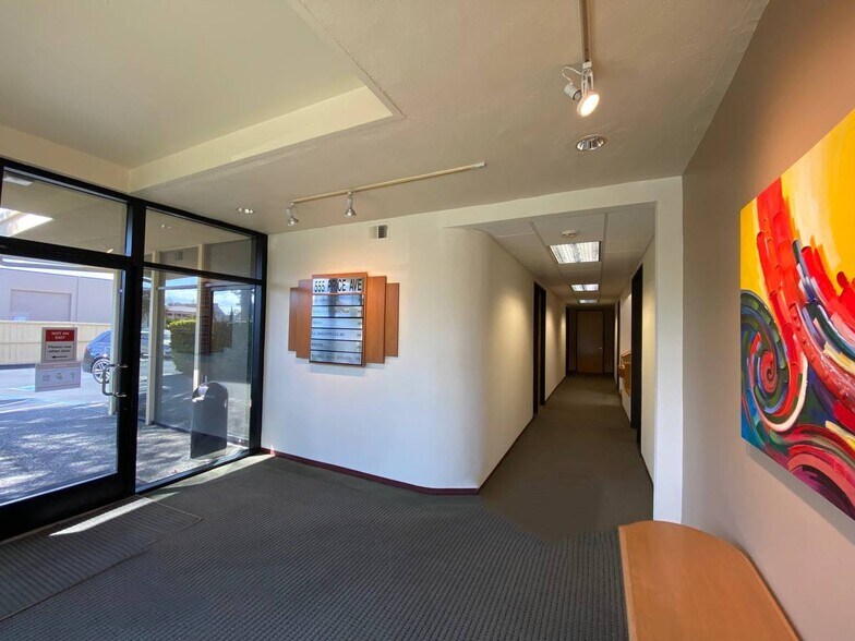 555 Price Ave, Redwood City, CA à louer - Hall d’entrée – Image 2 sur 4