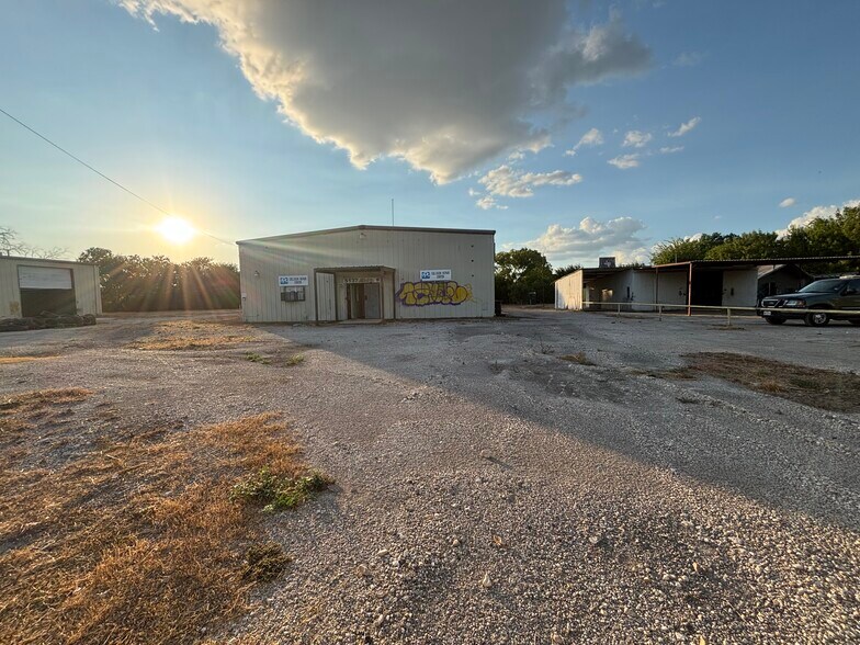 5137 Old Pearsall Rd, San Antonio, TX à louer - Photo de l’immeuble – Image 3 sur 18
