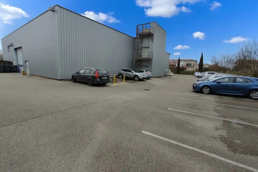 Local d'activités dans Vaulx-Milieu à vendre - Photo de l’immeuble – Image 2 sur 10