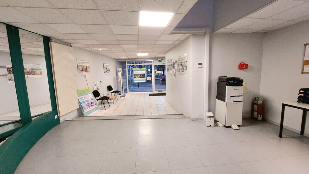Local commercial dans Antran à louer - Hall d’entrée – Image 2 sur 7
