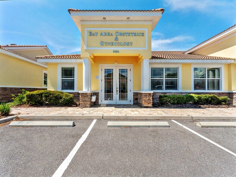 948 Cypress Village Blvd, Sun City Center, FL à vendre - Photo de l’immeuble – Image 1 sur 15