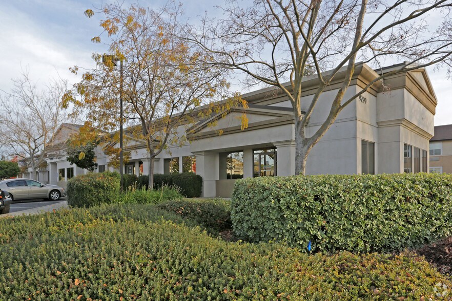9299 E Stockton Blvd, Elk Grove, CA à louer - Photo de l’immeuble – Image 1 sur 12