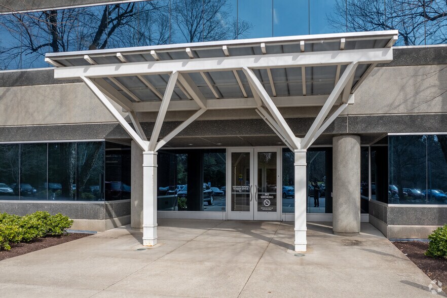 9954 Mayland Dr, Richmond, VA à louer - Photo de l’immeuble – Image 3 sur 4