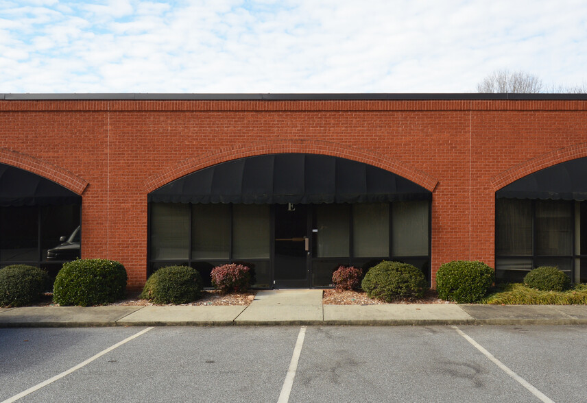 2235 Lewisville Clemmons Rd, Clemmons, NC à louer - Photo de l’immeuble – Image 2 sur 13