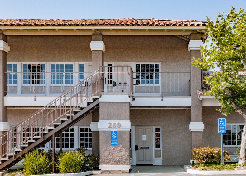 265 S Randolph Ave, Brea, CA à louer - Photo de l’immeuble – Image 2 sur 6