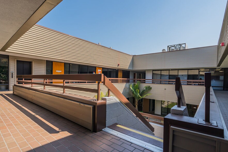 20 E Foothill Blvd, Arcadia, CA à louer - Photo de l’immeuble – Image 3 sur 12