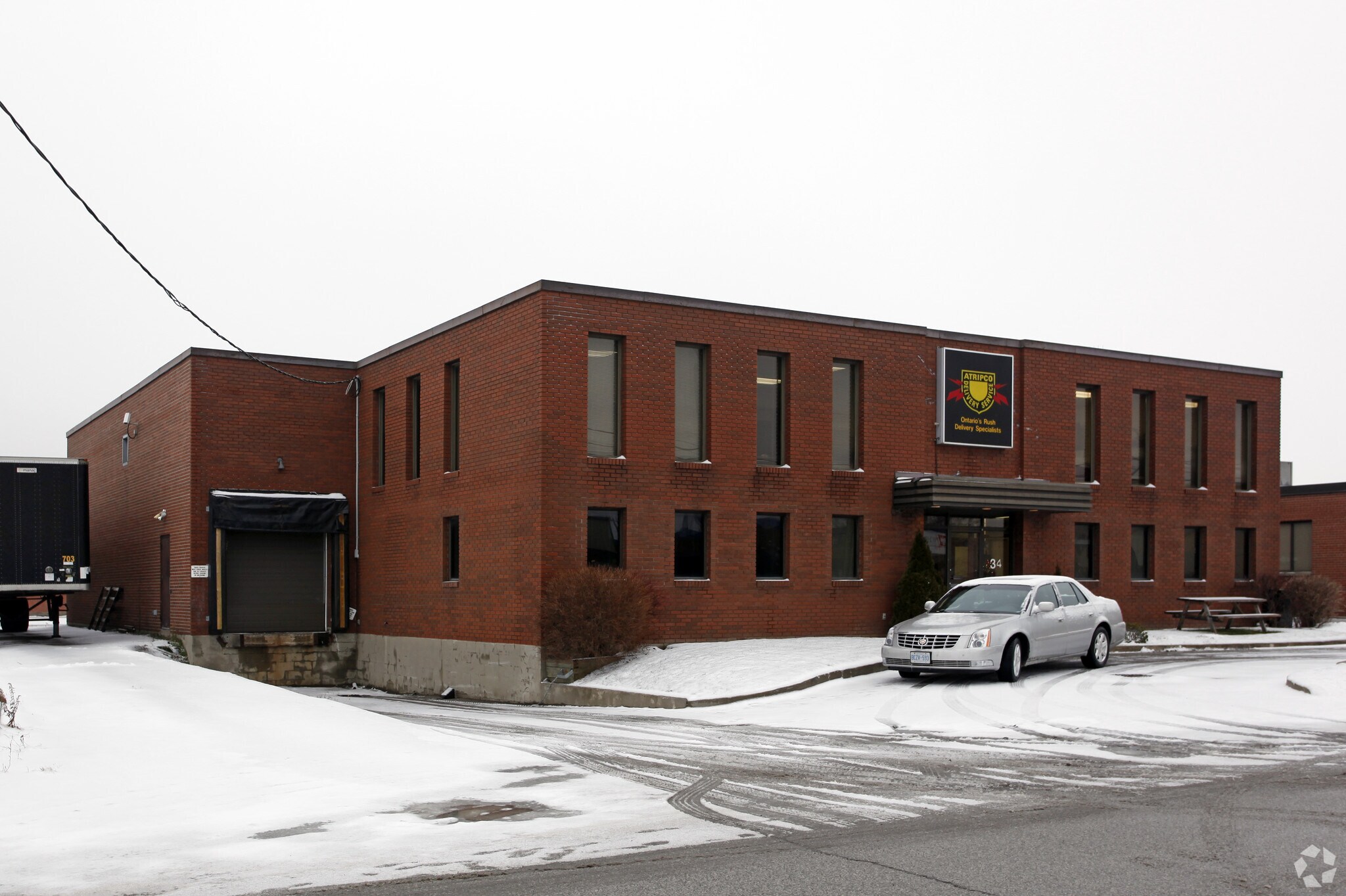 34 Canmotor Ave, Toronto, ON à louer Photo principale– Image 1 sur 3