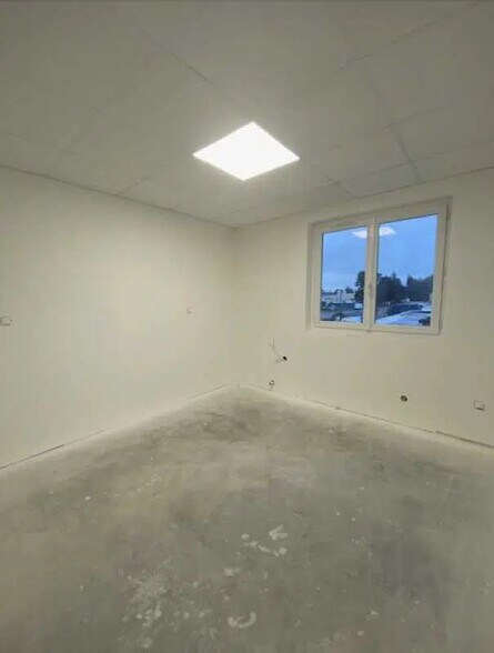Bureau dans Sandouville à louer - Photo de l’immeuble – Image 3 sur 5