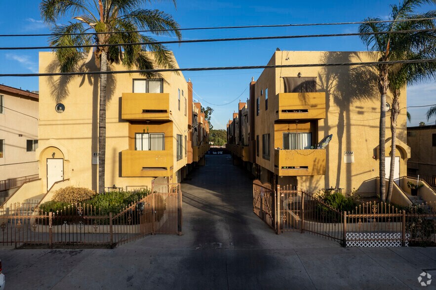 8734-8736 Burnet Ave, North Hills, CA à vendre - Photo de l’immeuble – Image 3 sur 4