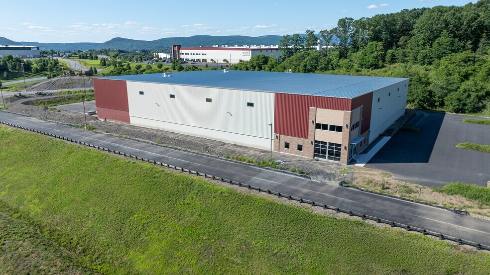 151-191 Enterprise Way, Pittston Township, PA à louer - Aérien – Image 1 sur 6