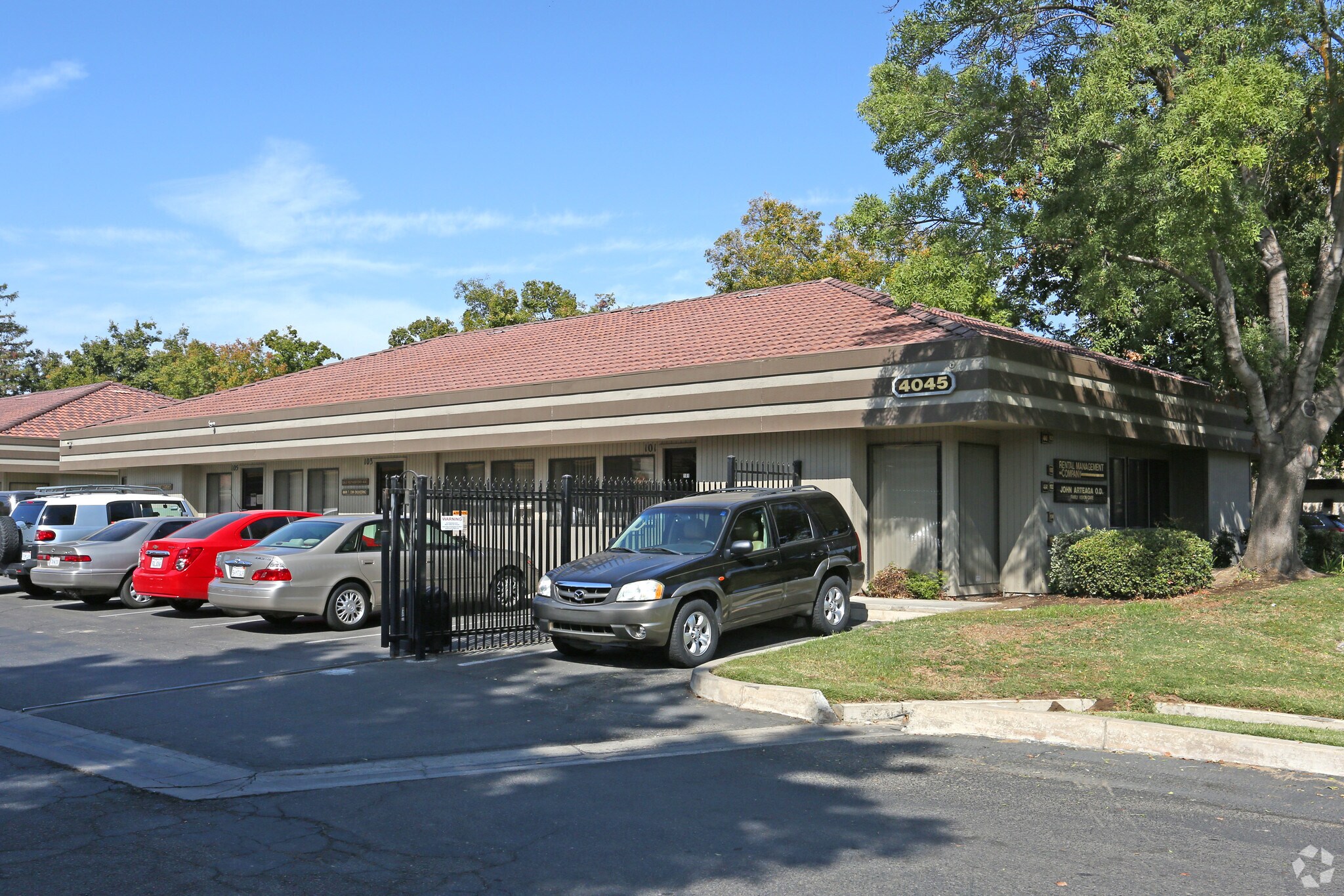 4045 N Fresno St, Fresno, CA à louer Photo principale– Image 1 sur 4