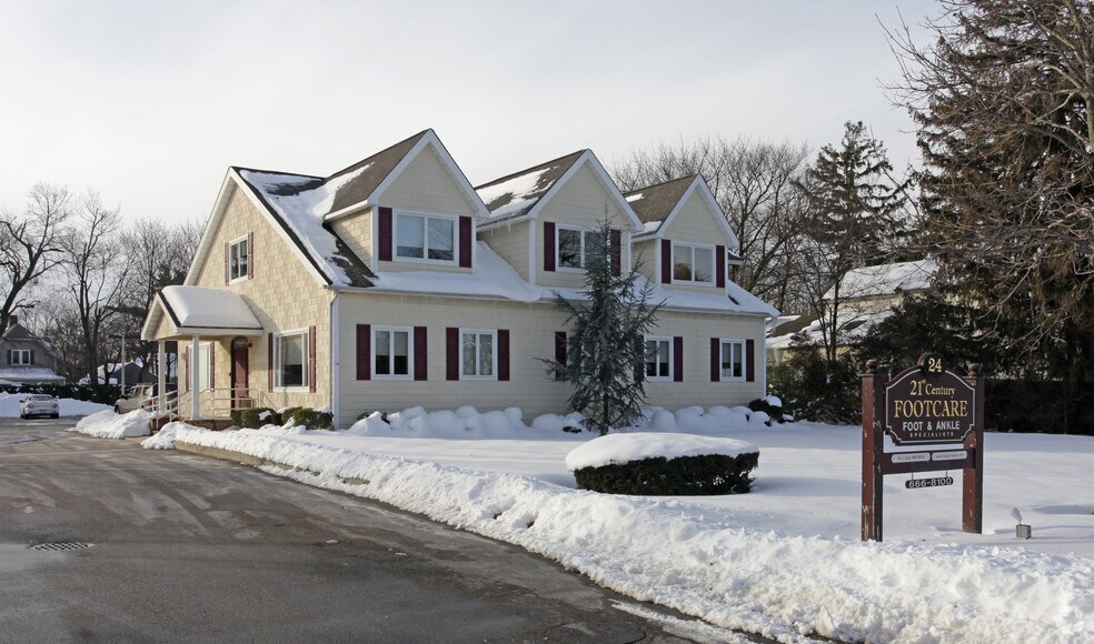 24 Brentwood Rd, Bay Shore, NY à louer - Photo de l’immeuble – Image 1 sur 8