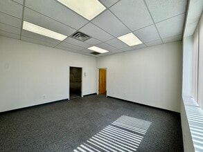 1320 Lincoln Ave, Holbrook, NY à louer Photo intérieure– Image 1 sur 3