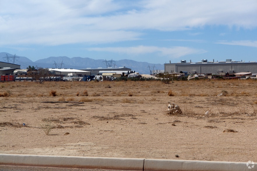 17020 Raccoon Ave, Adelanto, CA à vendre - Photo de l’immeuble – Image 3 sur 15