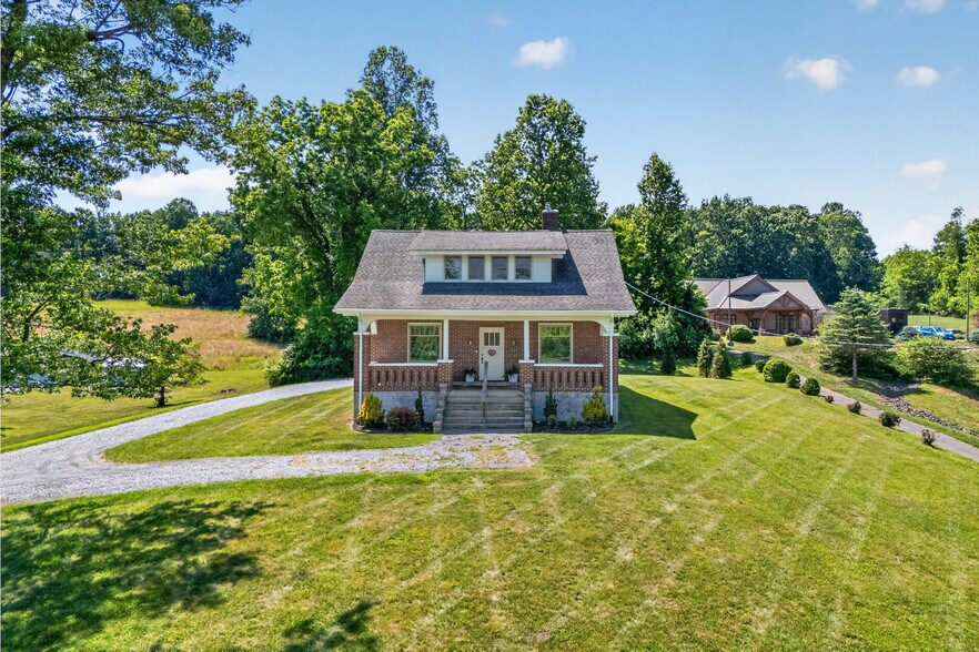 132 Christiansburg Pike NE, Floyd, VA à vendre - Photo de l’immeuble – Image 2 sur 48