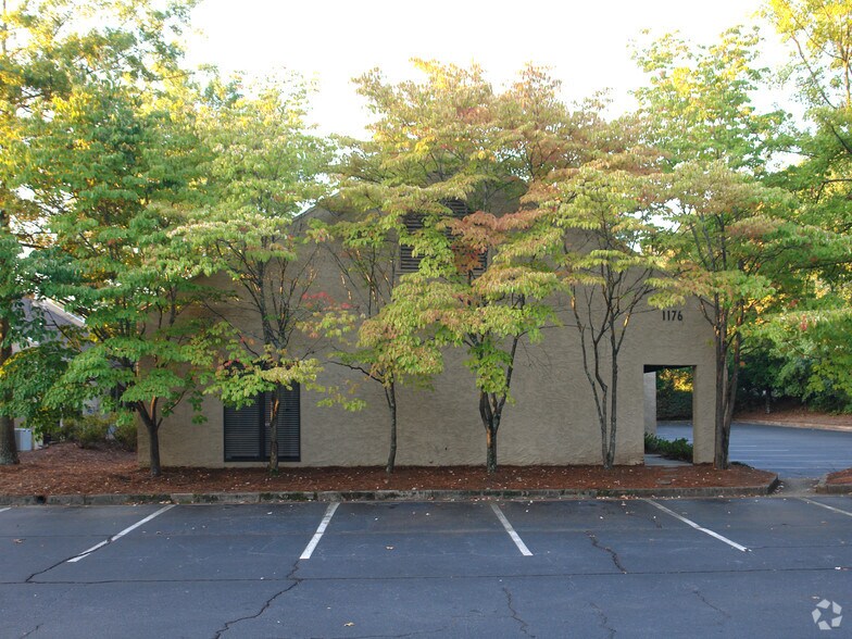 1176 Grimes Bridge Rd, Roswell, GA à vendre - Photo de l’immeuble – Image 2 sur 3