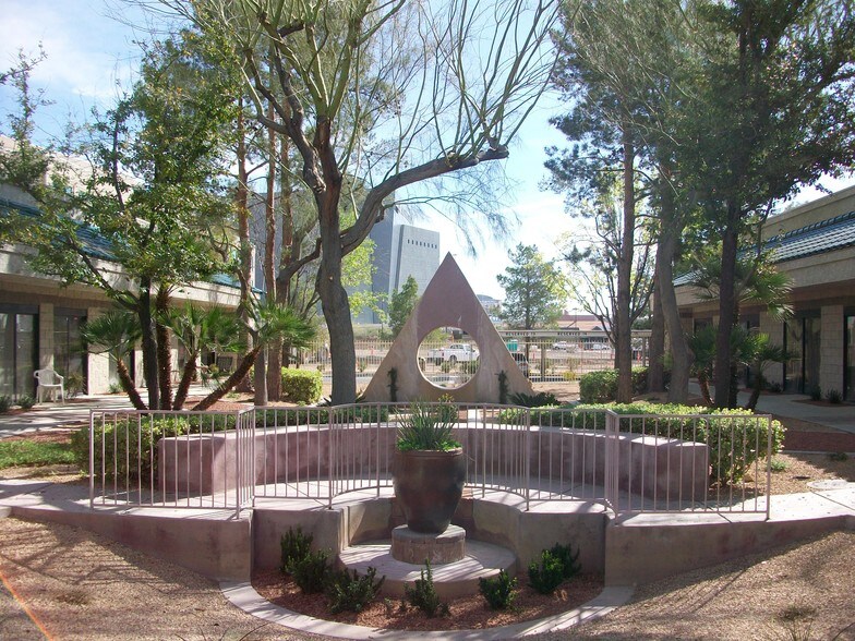 1640 Alta Dr, Las Vegas, NV à louer - Photo de l’immeuble – Image 3 sur 4