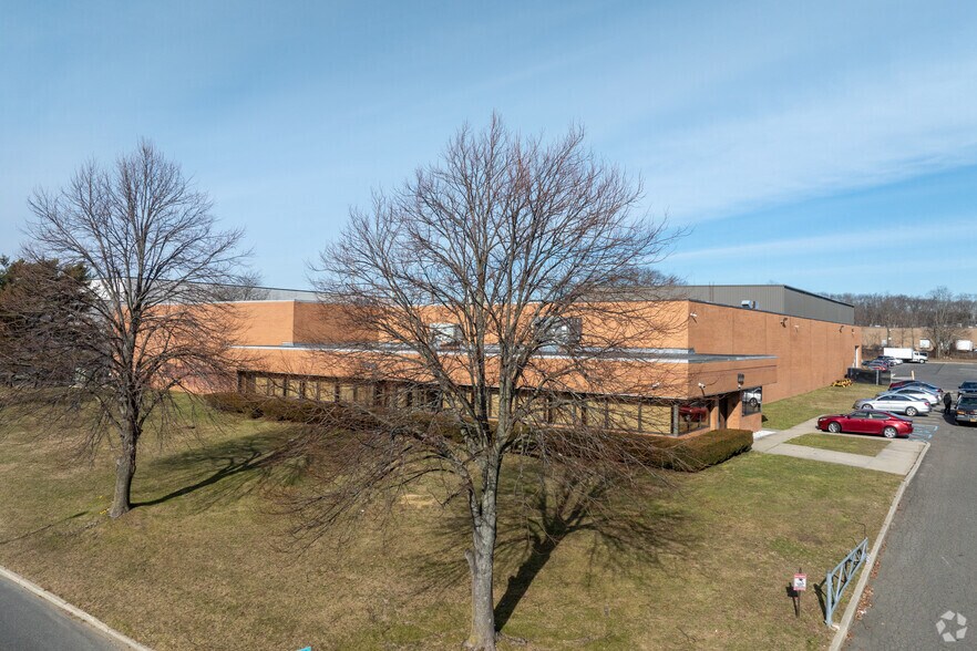 100 Wireless Blvd, Hauppauge, NY à louer - Photo de l’immeuble – Image 1 sur 10