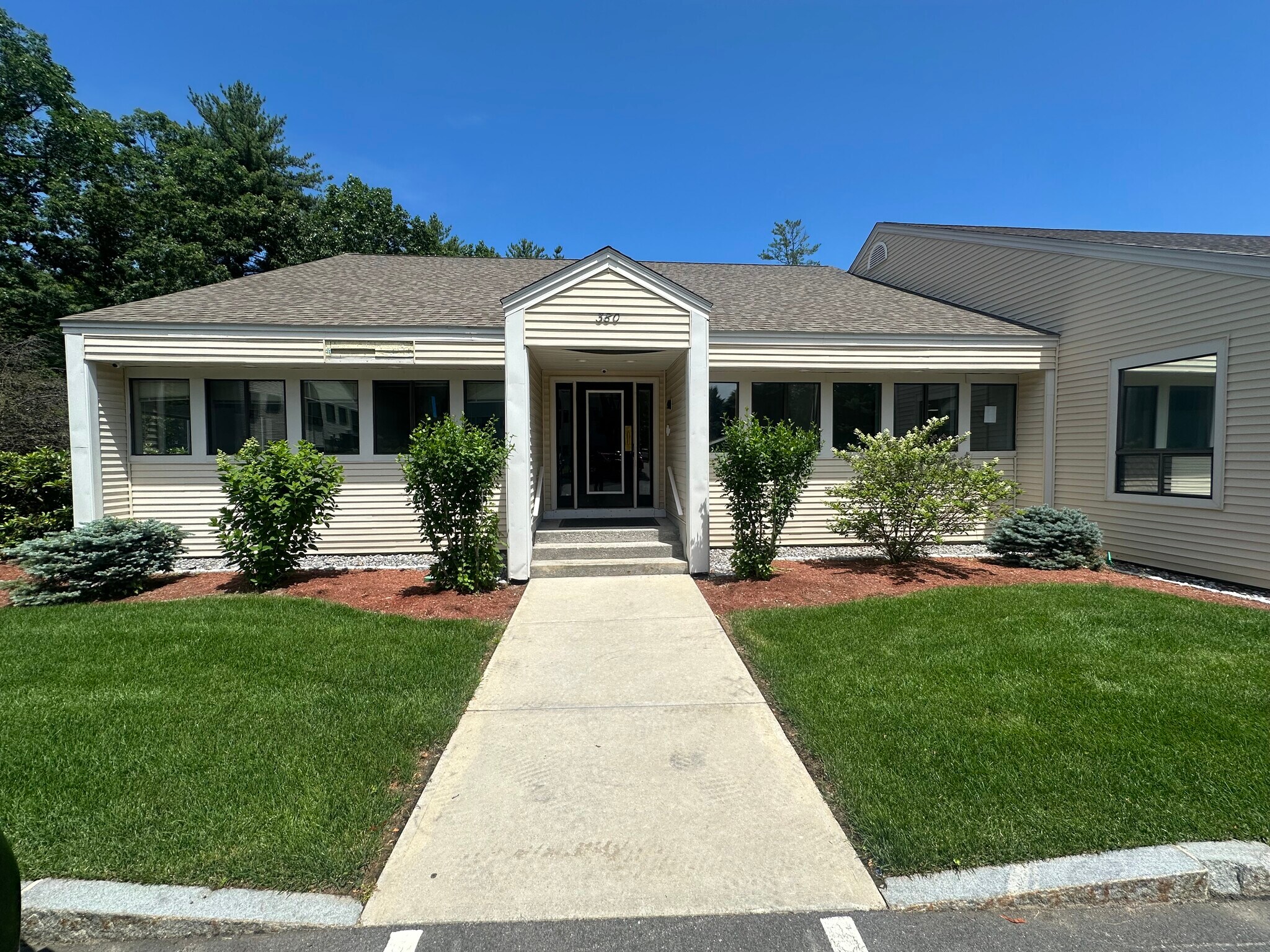380 Harvey Rd, Manchester, NH à louer Photo de l’immeuble– Image 1 sur 11