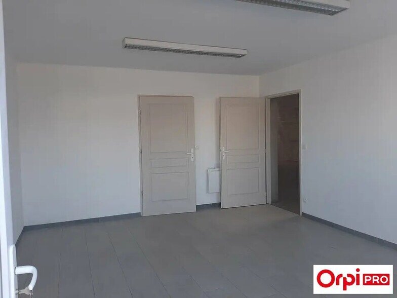 Local d’activités dans Saint-Marcel-lès-Valence à louer - Photo de l’immeuble – Image 3 sur 6