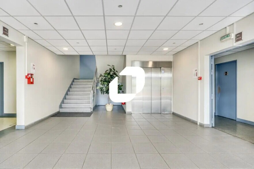 Bureau dans Croissy-Beaubourg à louer - Photo de l’immeuble – Image 1 sur 12