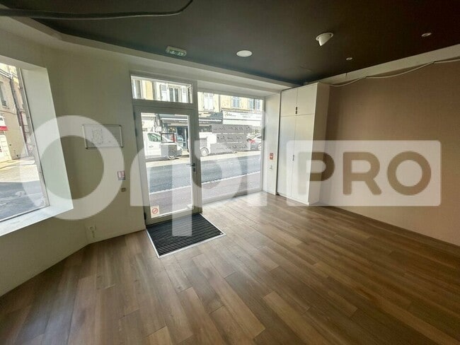 Plus de détails pour Local commercial à louer