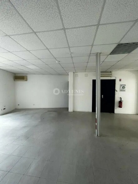 Industriel/Logistique dans  à louer - Photo de l’immeuble – Image 2 sur 9