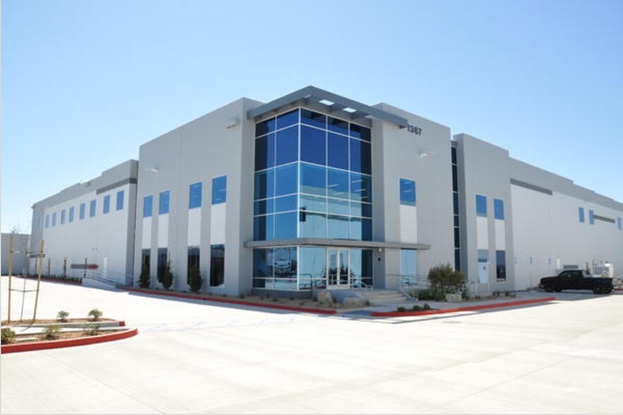 1367 S Van Buren Way, Anaheim, CA à louer - Photo de l’immeuble – Image 2 sur 11