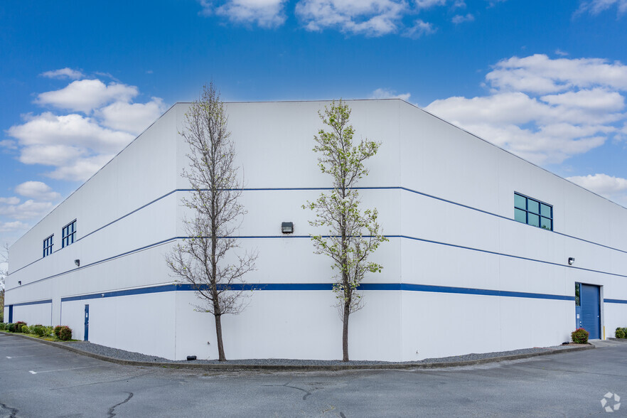 3905 Cypress Dr, Petaluma, CA à louer - Photo de l’immeuble – Image 3 sur 7