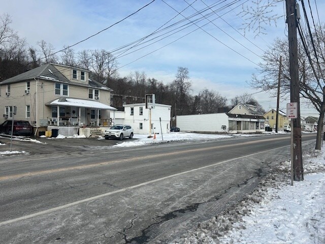 42 Pine Hollow Rd, Oyster Bay, NY à vendre - Photo de l’immeuble – Image 2 sur 3