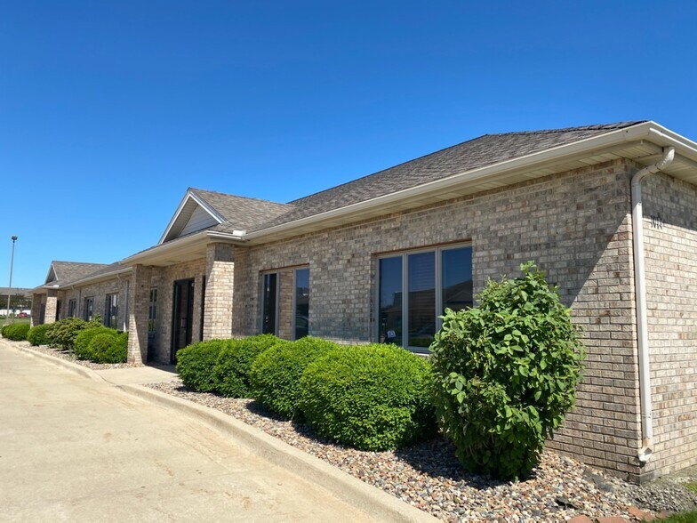 1014 Ekstam Dr, Bloomington, IL à louer - Photo de l’immeuble – Image 2 sur 22