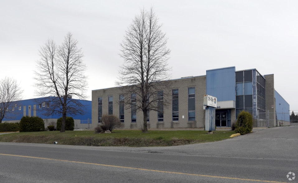 690 Boul Industriel, St-Eustache, QC à louer - Photo principale – Image 1 sur 3